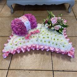 Knitting tribute on a based pillow