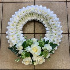 Classic White &amp; Green Wreath 